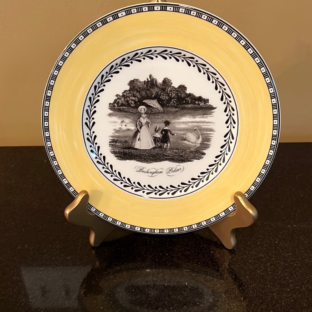 Buckingham Palace Bone China Plate Shelf Decor